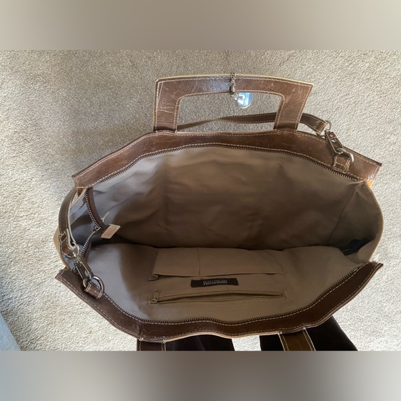 Selling barely used a beautiful leather bag. - Picture 2 of 2
